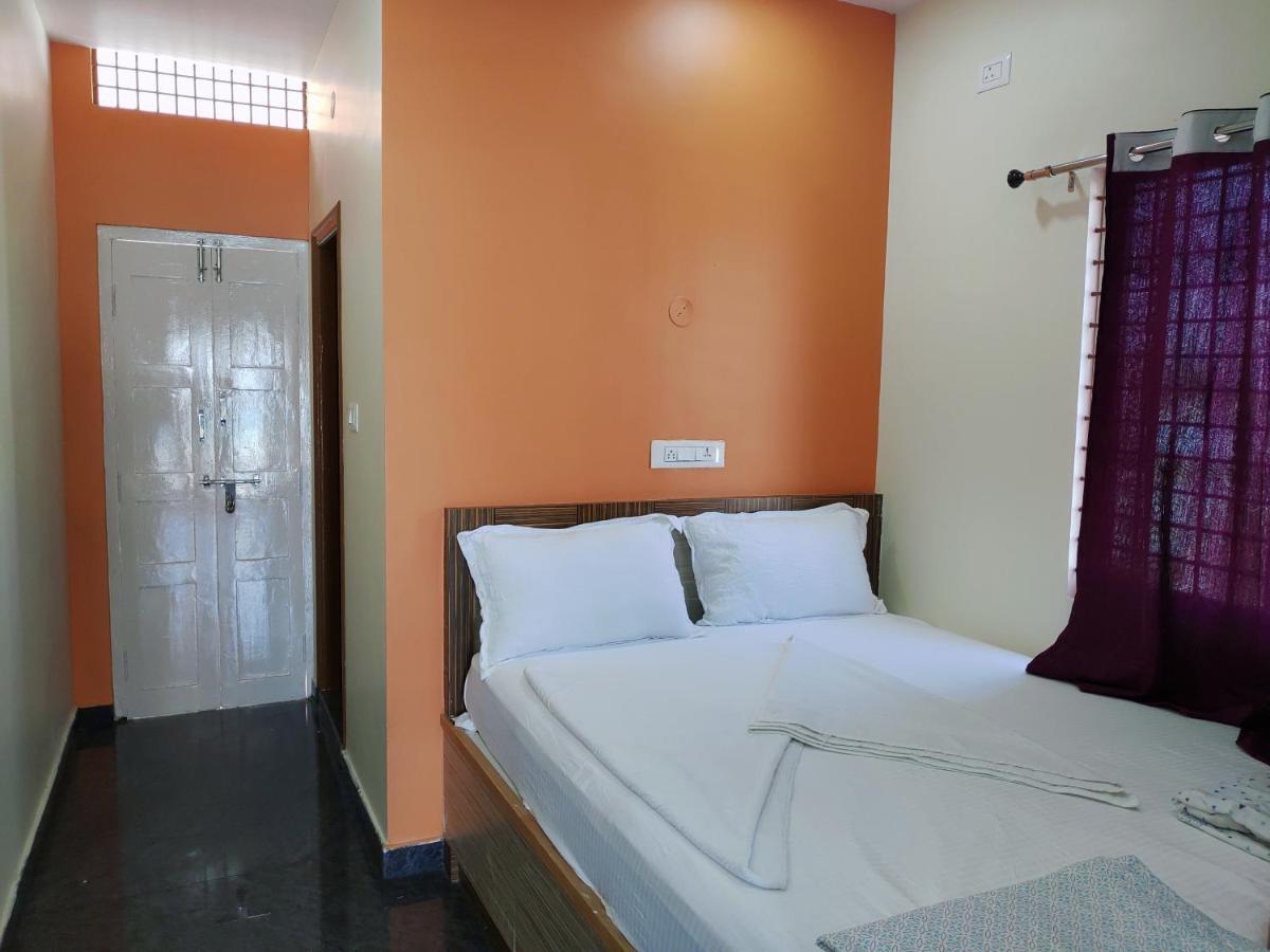 Vijayanagara Home Stay Хампі Екстер'єр фото